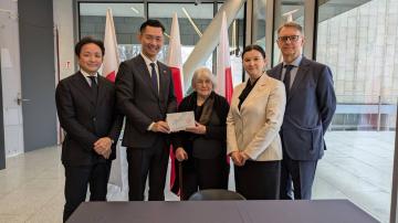 左より、山下在ポーランド日本大使館広報文化センター長、山田副市長、ザフファトヴィッチ氏、ノヴァク館長、インガルデン在クラクフ名誉総領事。令和7年11月11日マンガ博物館にて。