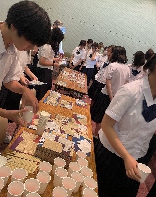 画材の箔を配ります