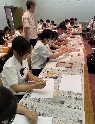 昨年度は日本画家の雲丹亀利彦氏に指導を受けました