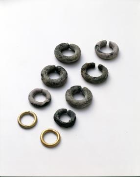 見野古墳群6号墳から出土した耳環の写真