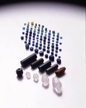 見野古墳群6号墳から出土した玉類の写真