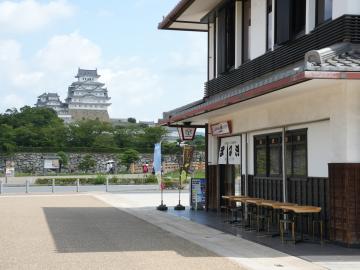 店舗外観と姫路城