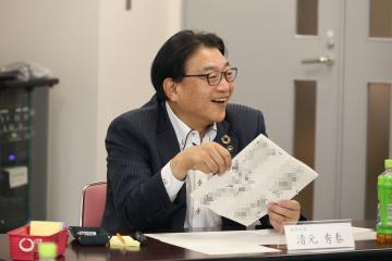 市長が参加者と意見交換する様子