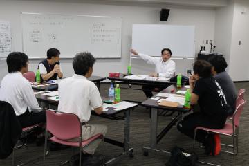 参加者と市長が意見交換する様子