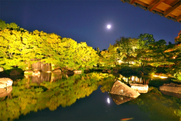 好古園内で撮影した中秋の名月の写真