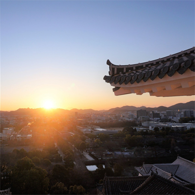 姫路城から望む朝日